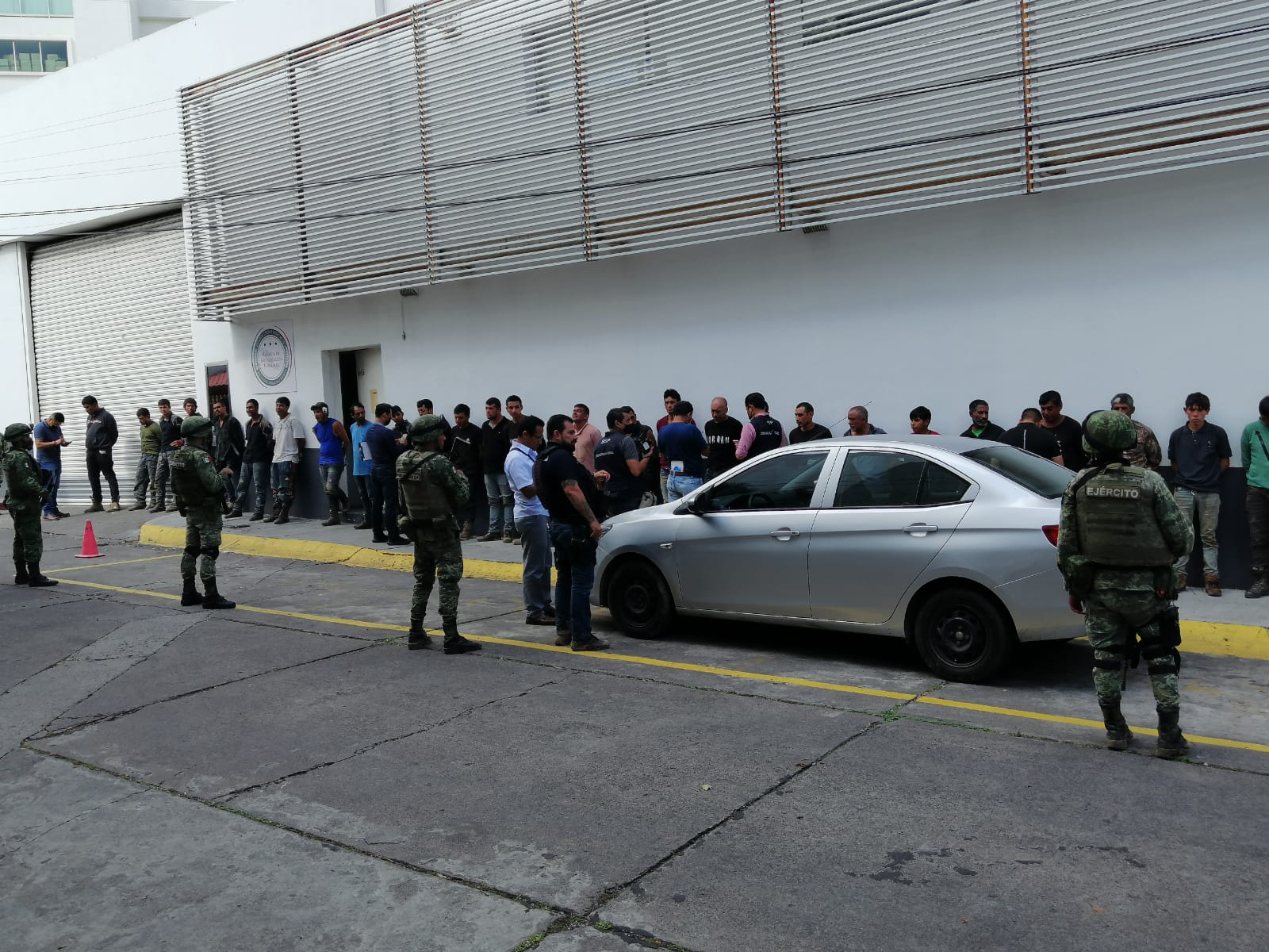 Ya fueron ingresados los 37 detenidos en El Caracol, a las instalaciones de Fiscalía General de la República en Morelia, 