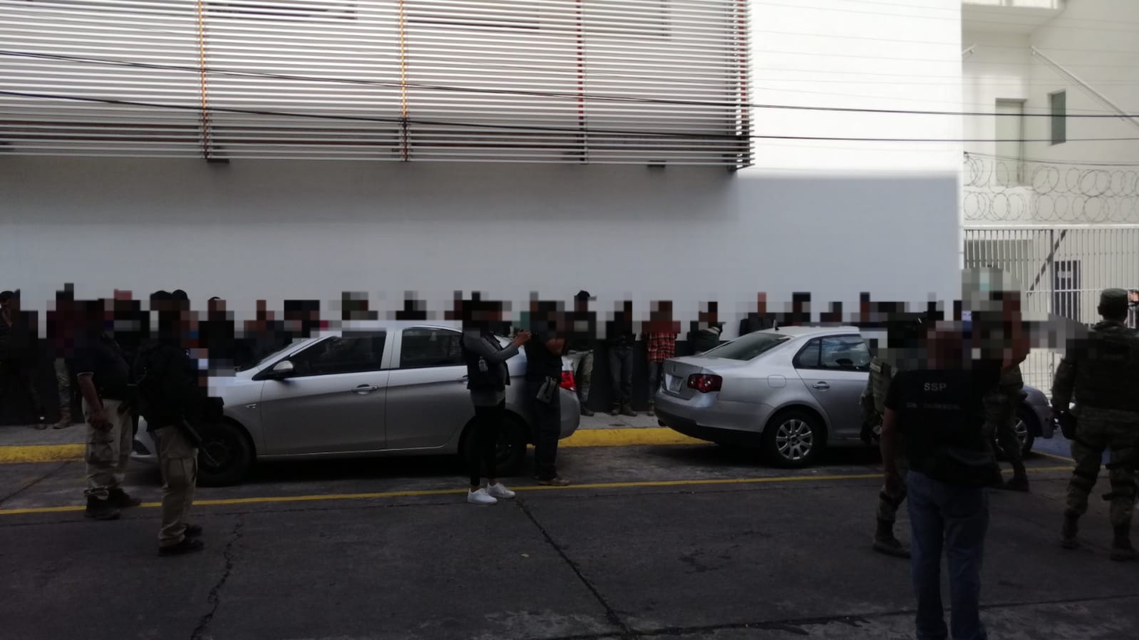 Ya fueron ingresados los 37 detenidos en El Caracol, a las instalaciones de Fiscalía General de la República en Morelia.