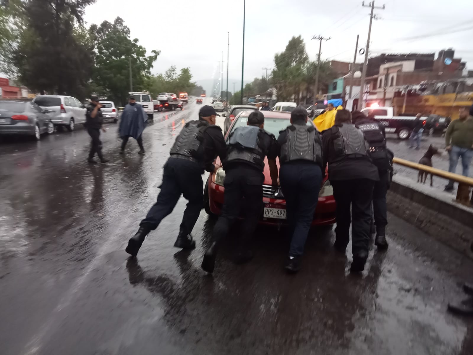 Guardia Civil auxilia a la población ante intensa lluvia en la capital michoacana