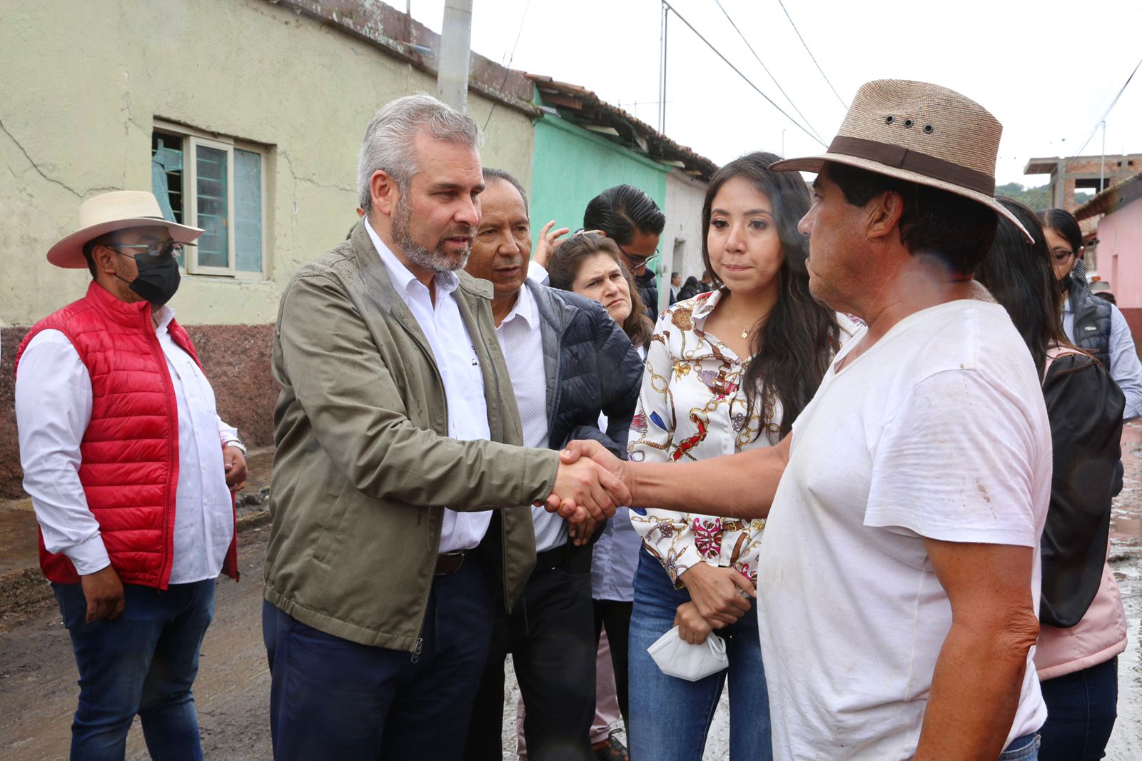 Recorre Bedolla zonas afectadas por lluvias en Villamar.