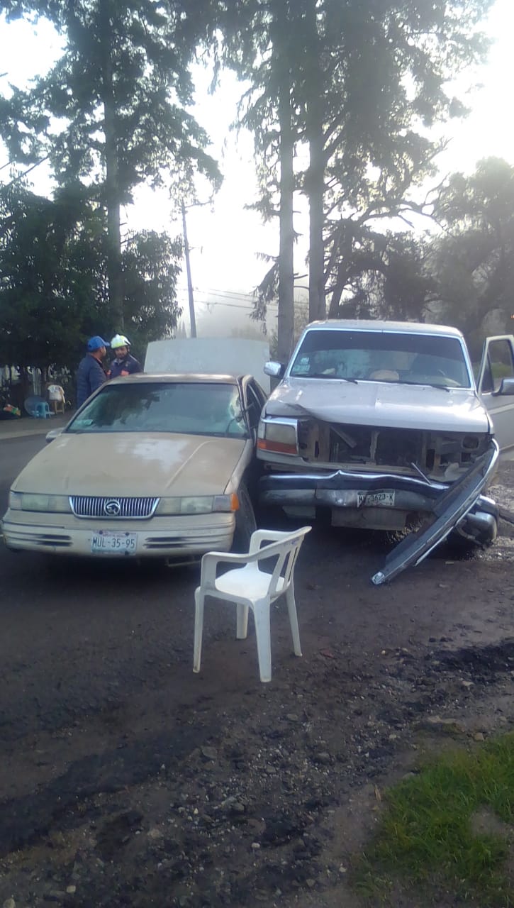 Siete personas resultaron lesionadas al chocar un auto compacto y una camioneta en San Felipe de los Alzati.
