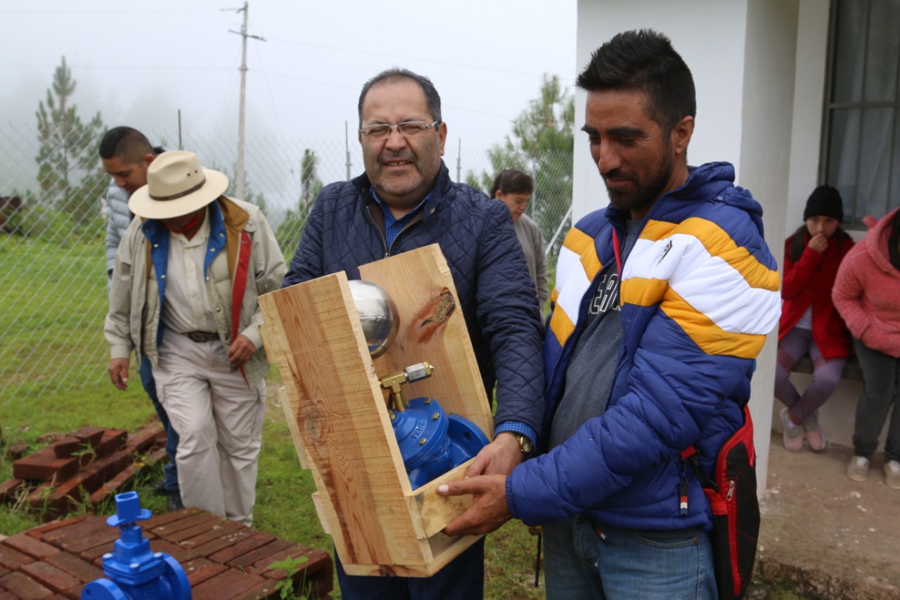 José Luis Téllez entregó  3 válvulas para la distribución del agua potable de la localidad de Palo Seco, perteneciente a la Tenencia de Puente de Tierra