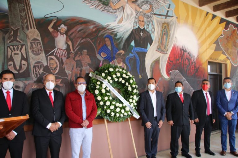 Autoridades municipales depositan ofrenda florar y montan una guardia de honor frente al monumento de Cura Miguel Hidalgo y Costilla
