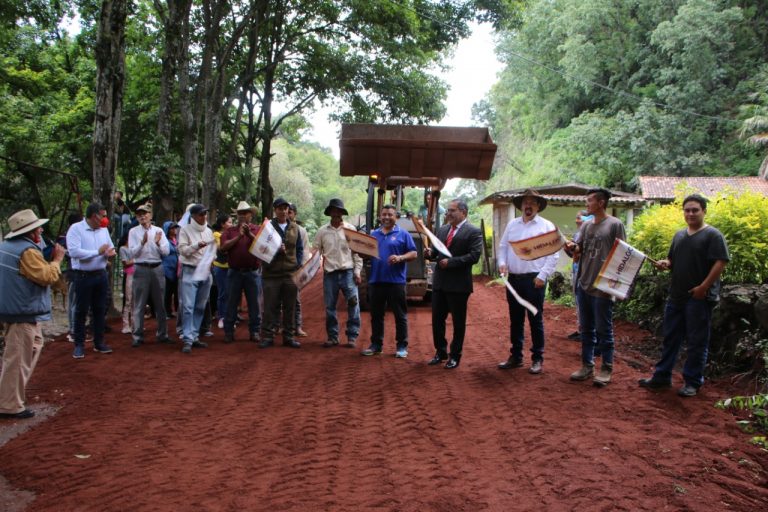 José Luis Téllez dio el banderazo de inicio a los trabajos de la construcción de 1,050 metros cuadrados de pavimento asfáltico en el camino que conduce a Las Caleras