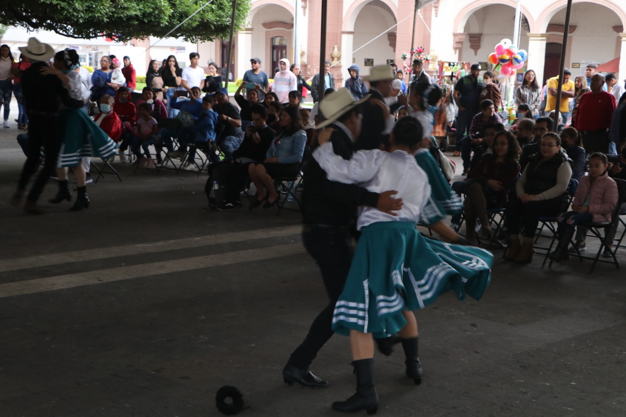 Gobierno Municipal de Hidalgo y SAPA llevó a cabo la presentación del Grupo de Danza Esencia Azul en Domingos de Grandeza