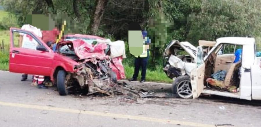 Una persona murió y dos más resultaron lesionados al chocar un Tsuru y una camioneta en San Jerónimo