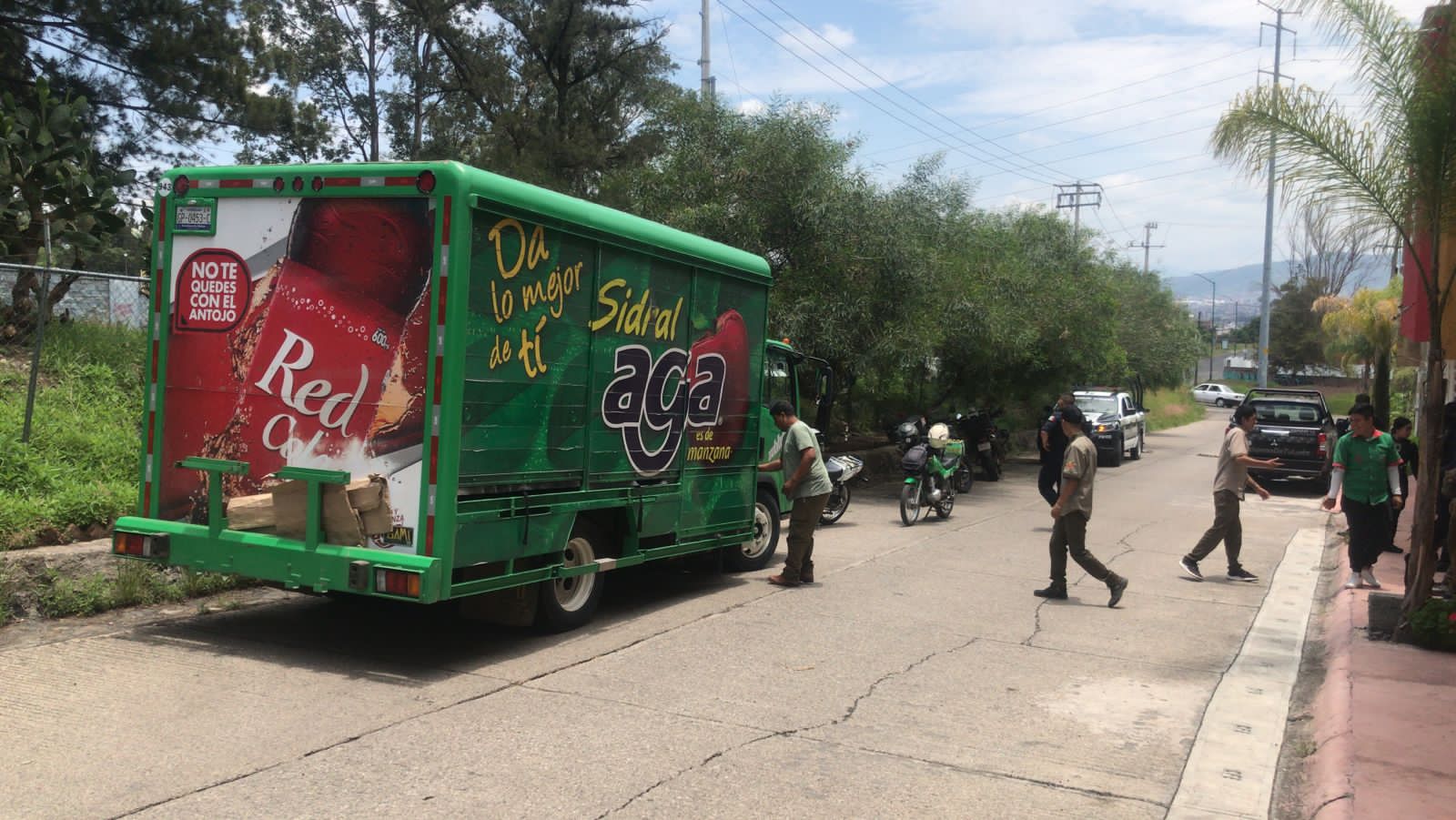 Un grupo de estudiantes secuestró y saqueó todo el producto que transportaba un camión repartidor de la empresa refresquera Aga