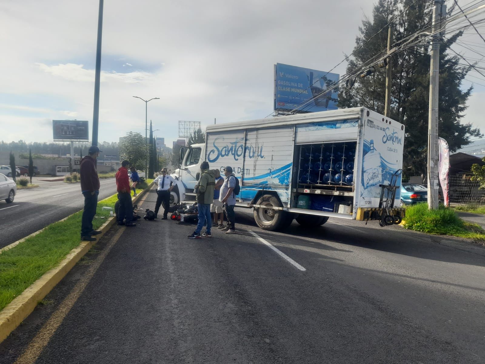 El conductor de una motocicleta resultó lesionado al chocar con un camión de Agua Santorini
