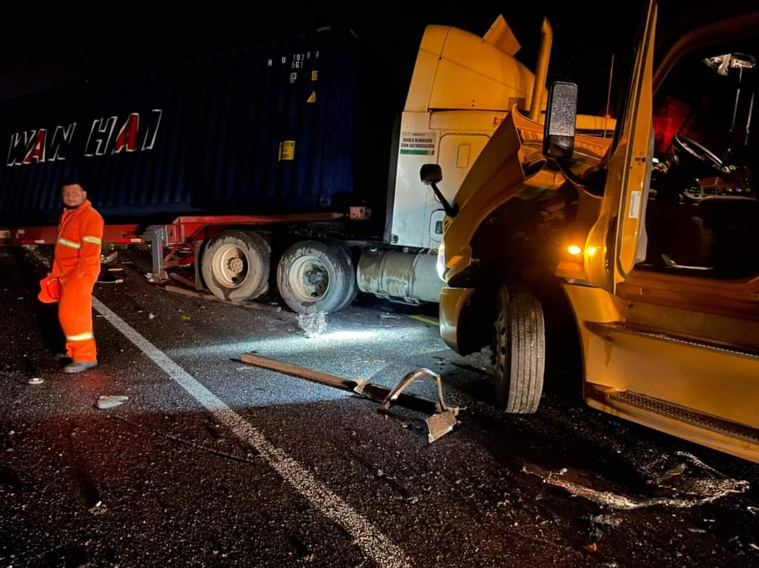 Chocan al menos tres tráilers en la Autopista Siglo XXI, en el tramo de Nueva Italia – Lázaro Cárdenas