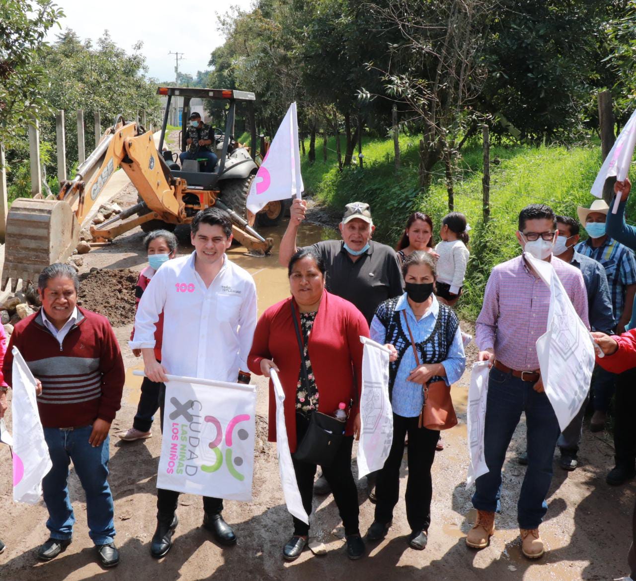 Comienza Toño Ixtláhuac, construcción de un camino en El Aguacate, hacia El Granjeno