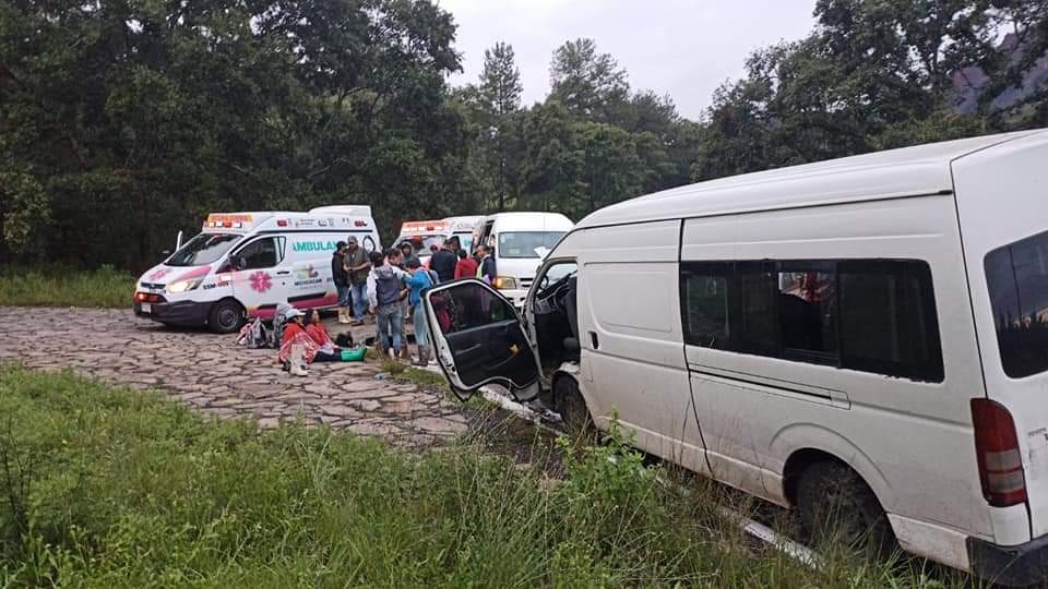Choque entre dos camionetas sobre la carretera Quiroga – Morelia; 13 jornaleros lesionados