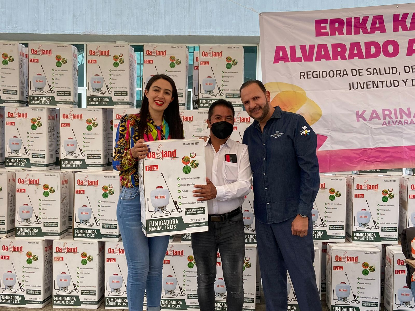El Diputado Federal Mauricio Prieto y la regidora Karina Alvarado entregan 30 paquetes solares y bombas para fumigar.