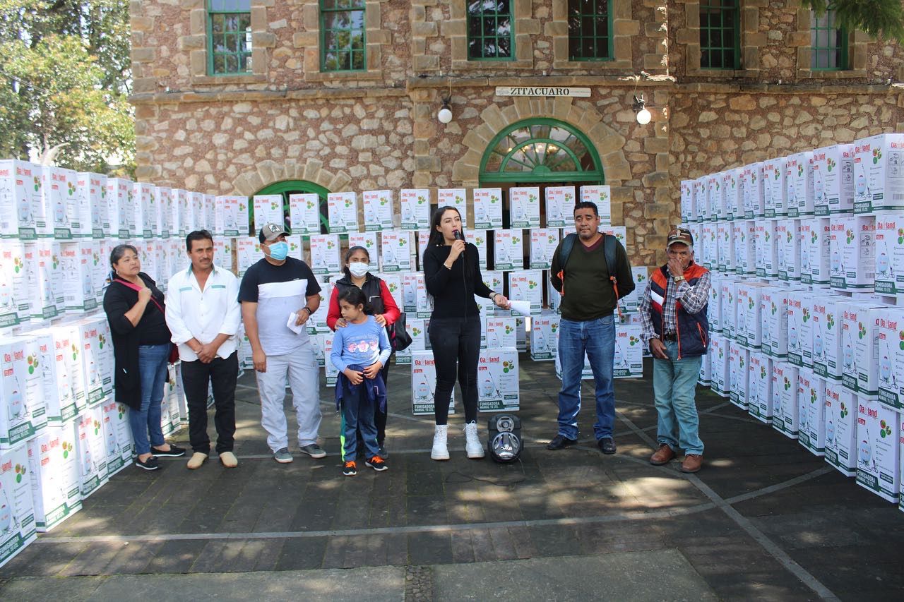 Gestiona Karina Alvarado bombas subsidiadas para fumigar; en apoyo para campesinos de Zitácuaro