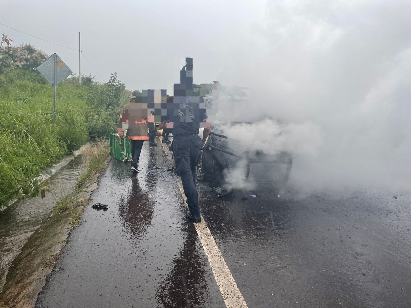 Dos personas resultaron lesionadas al recibir impactos de arma de fuego en la carretera Tuxpan – Zitácuaro, la camioneta en la que viajaban se incendió