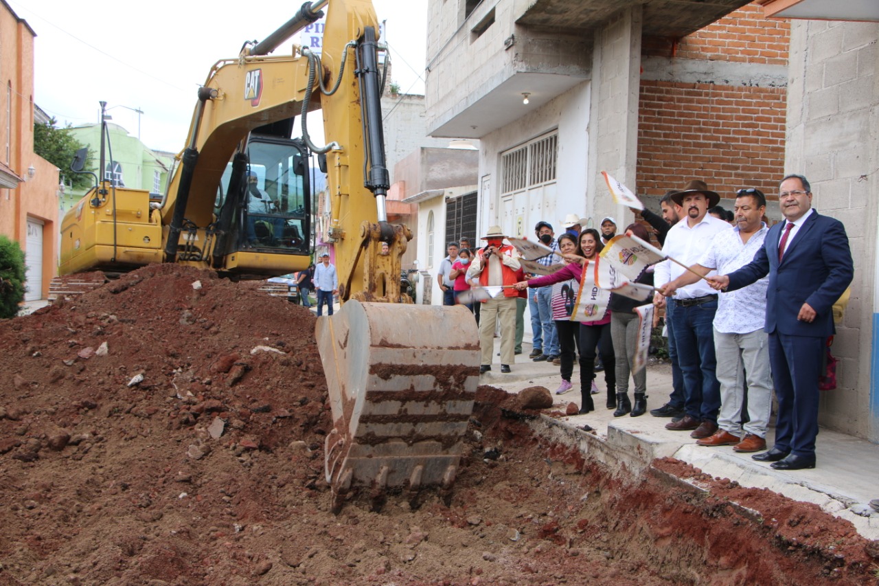 Con una inversión superior de 702 mil, José Luis Téllez realizó el banderazo de arranque a obras de la Colonia Arboledas del Río