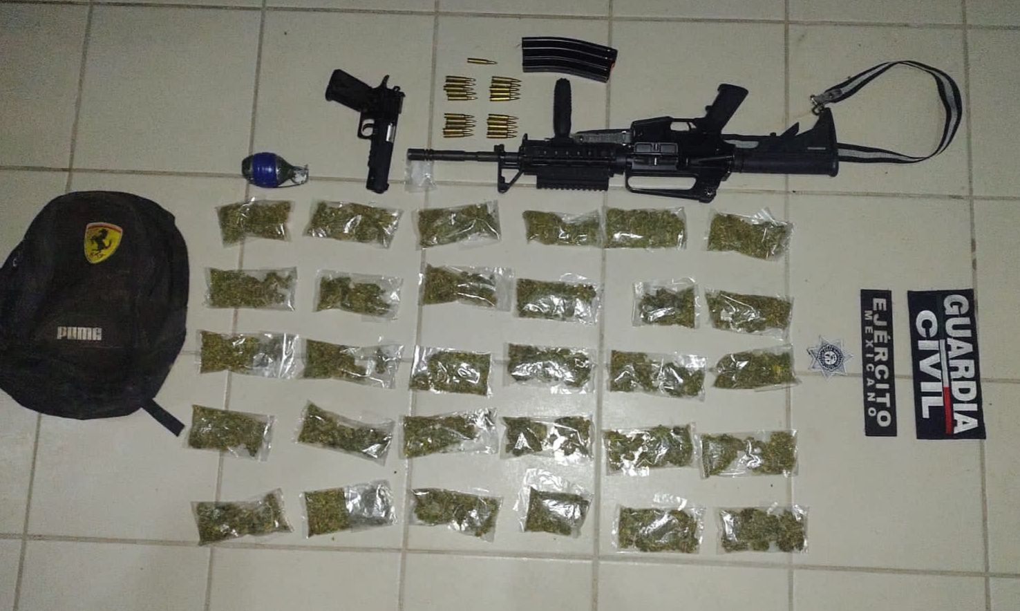 Tras persecución, Guardia Civil asegura 30 envoltorios de droga, dos armas de fuego y un artefacto explosivo; hay un detenido