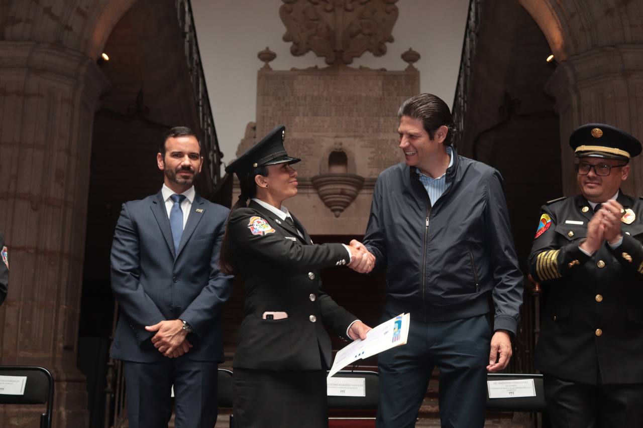 Refrenda Alfonso Martínez compromiso con bomberos de Morelia