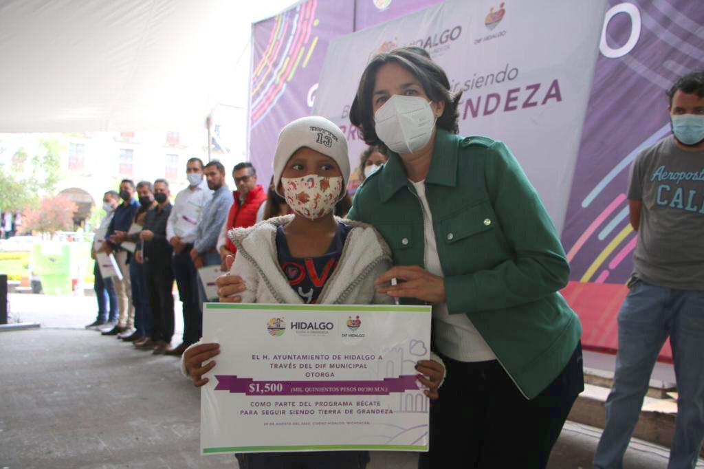 Graciela Guzmán entregó 120 becas a alumnos del nivel básico