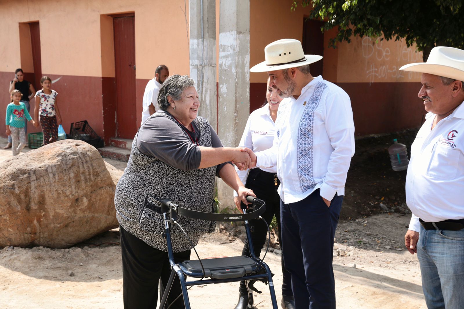 Supervisa Bedolla obras en Cojumatlan de Regules.