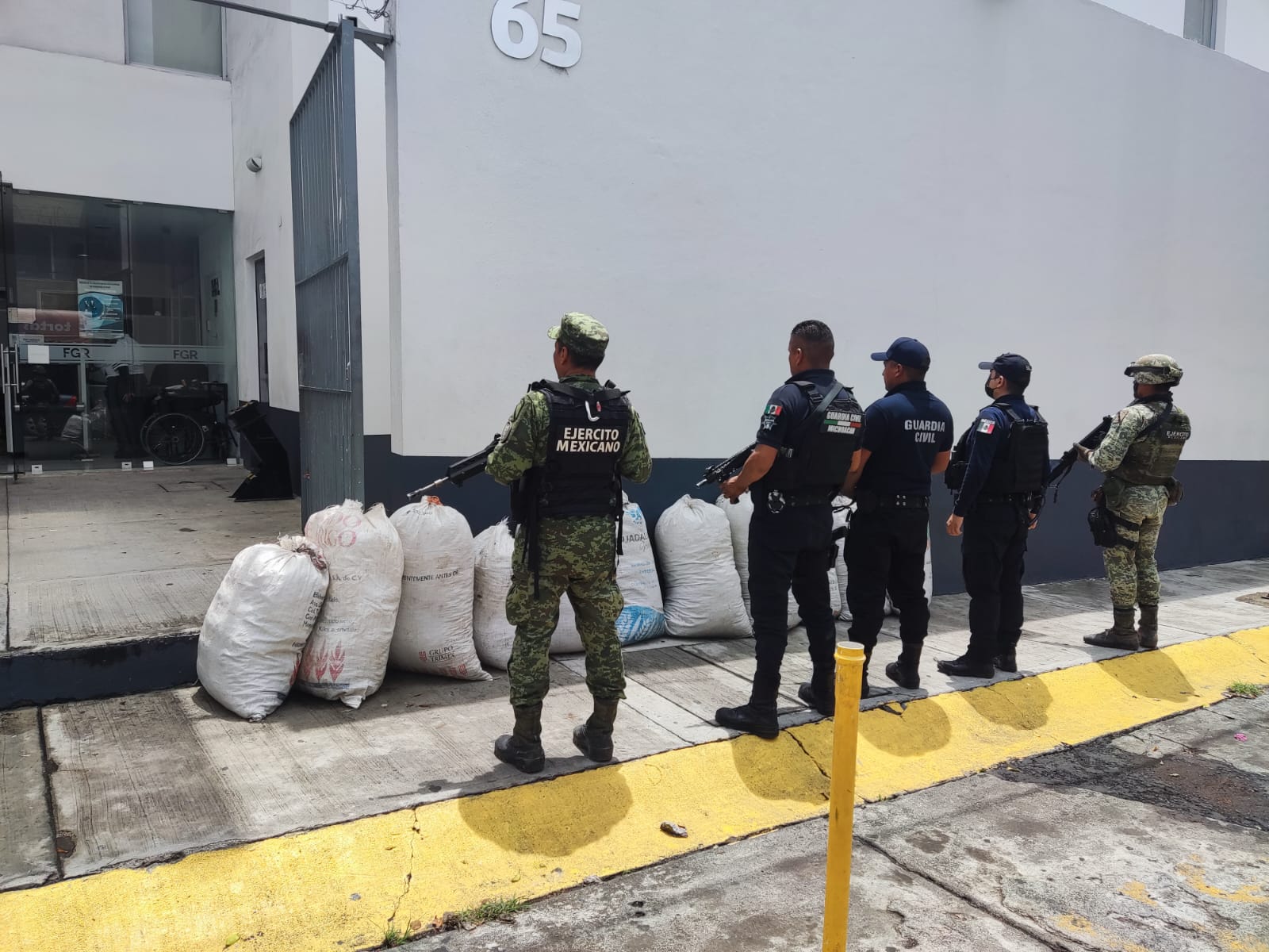Guardia Civil y Sedena aseguran 120 kilos de marihuana en Queréndaro.