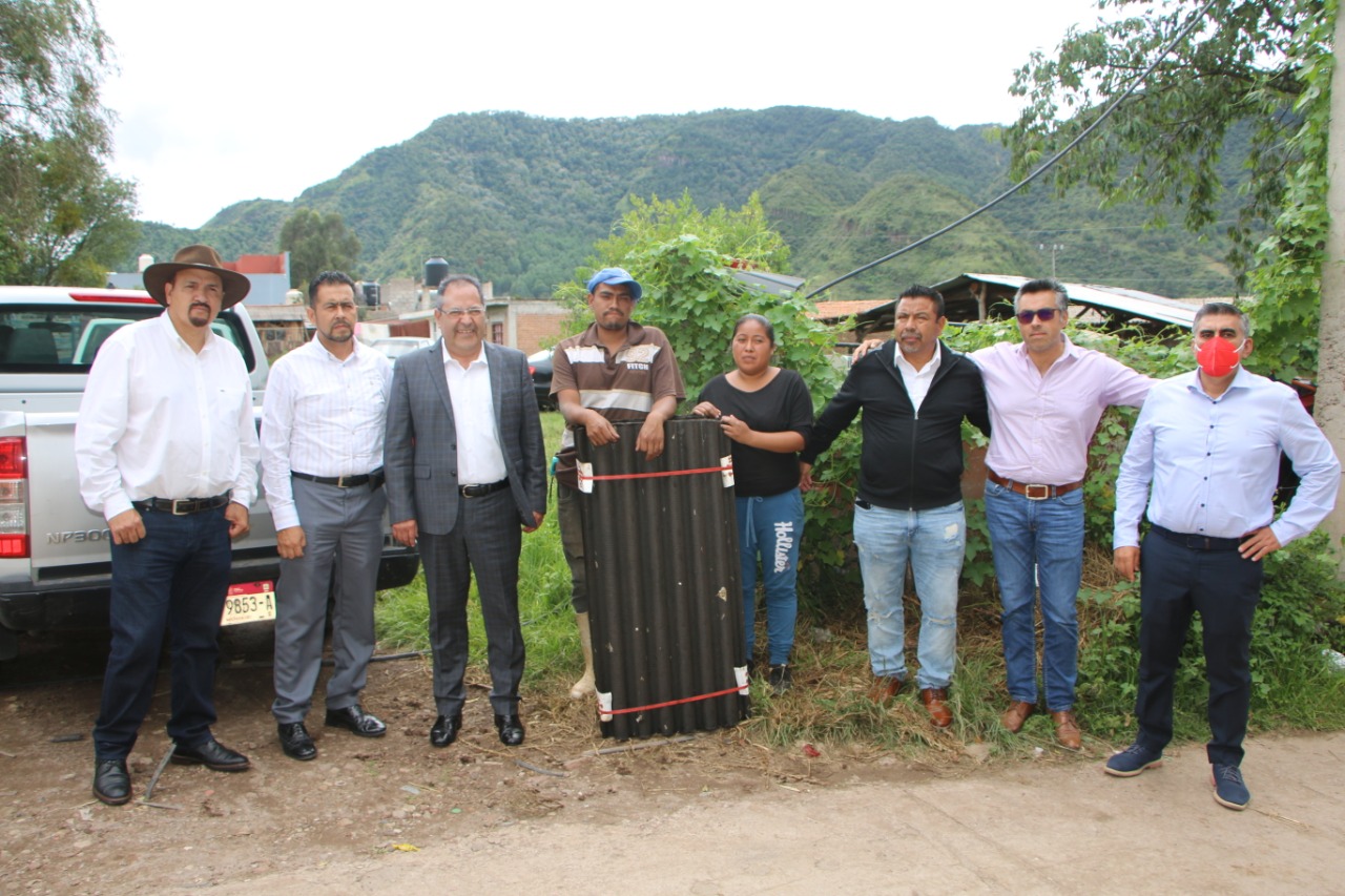 José Luis Téllez entregó pacas de teja de cartón beneficiando a familias que presentan un grado importante de marginación y vulnerabilidad