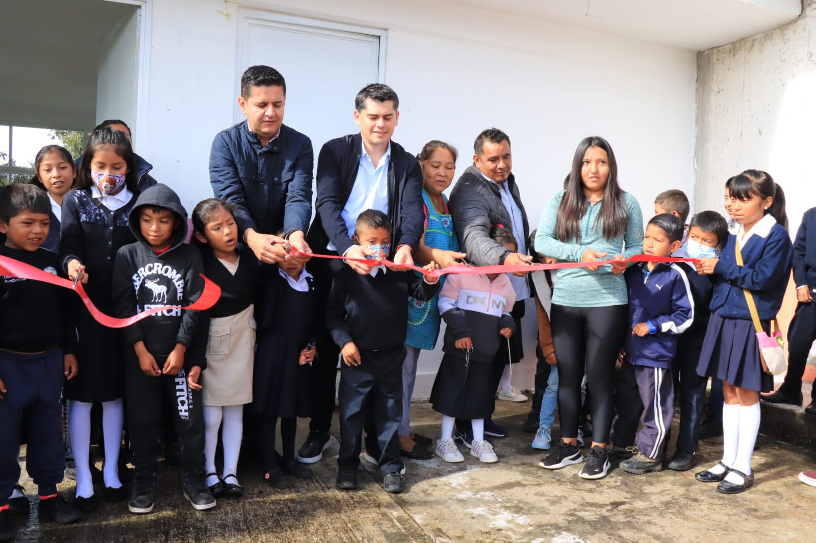 Entrega Toño Ixtláhuac infraestructura educativa en comunidades de San Felipe los Alzati