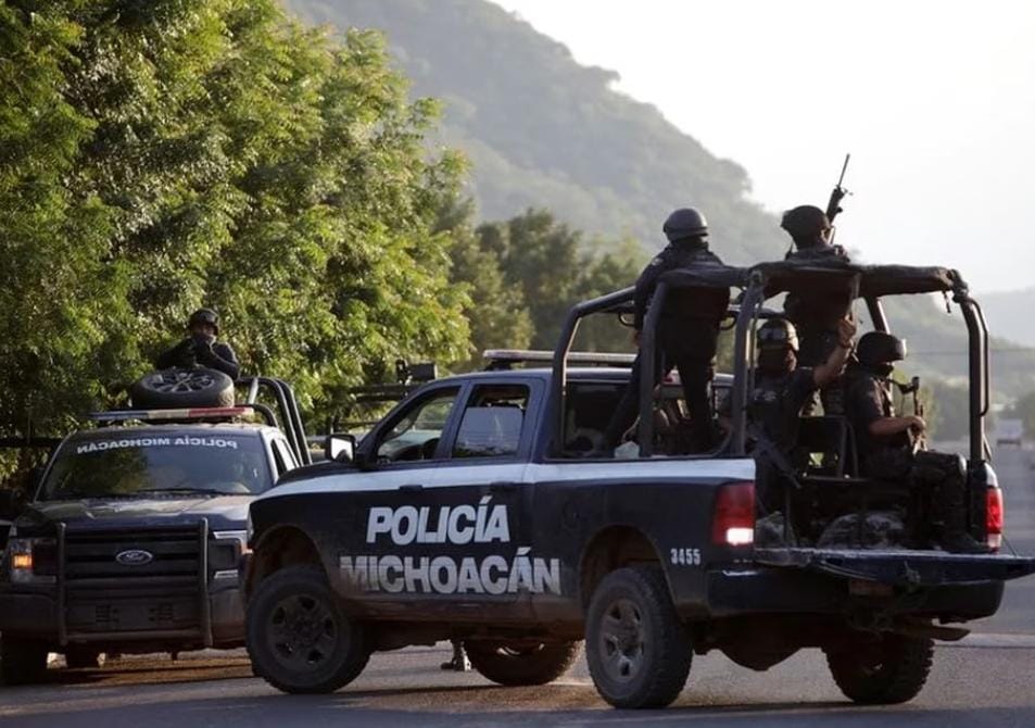 Enfrentamiento en pleno centro del municipio de Huandacareo, entre civiles armados y policías, dejó como saldo dos oficiales heridos