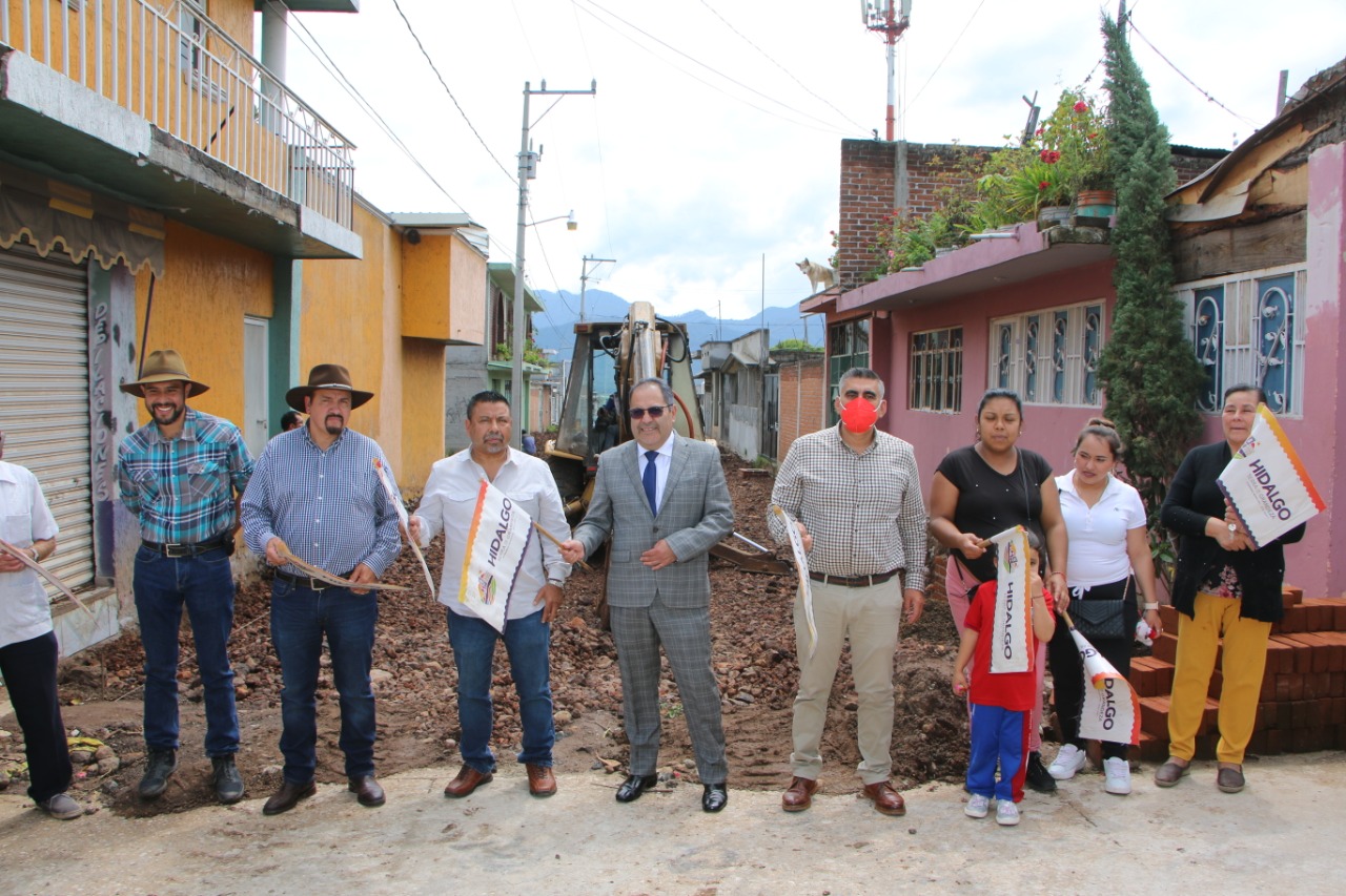 José Luis Téllez da banderazo de arranque a los trabajos de pavimentación hidráulico de la Calle El Porvenir de la colonia Los Reyes
