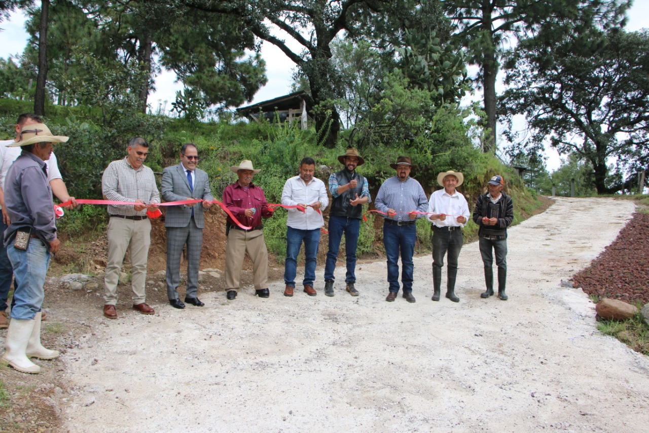 José Luis Téllez cortó el listón inaugural de la rehabilitación del camino que conduce a la colonia La Loma de la localidad de Rincón de Rubios