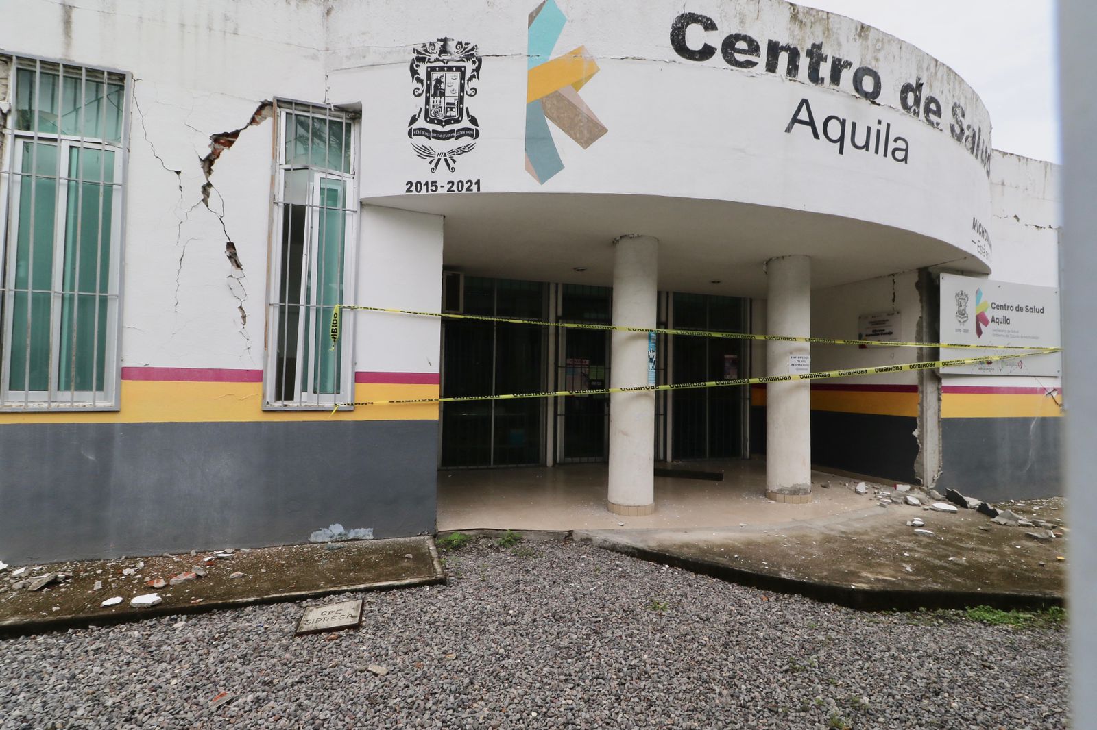 Instruye Bedolla revisión al Centro de Salud de Aquila cerrado por daños postsismo