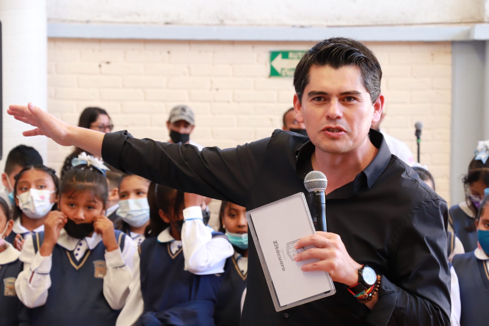 Entrega Toño Ixtláhuac aula de usos múltiples y comedor estudiantil en la primaria Eva Sámano