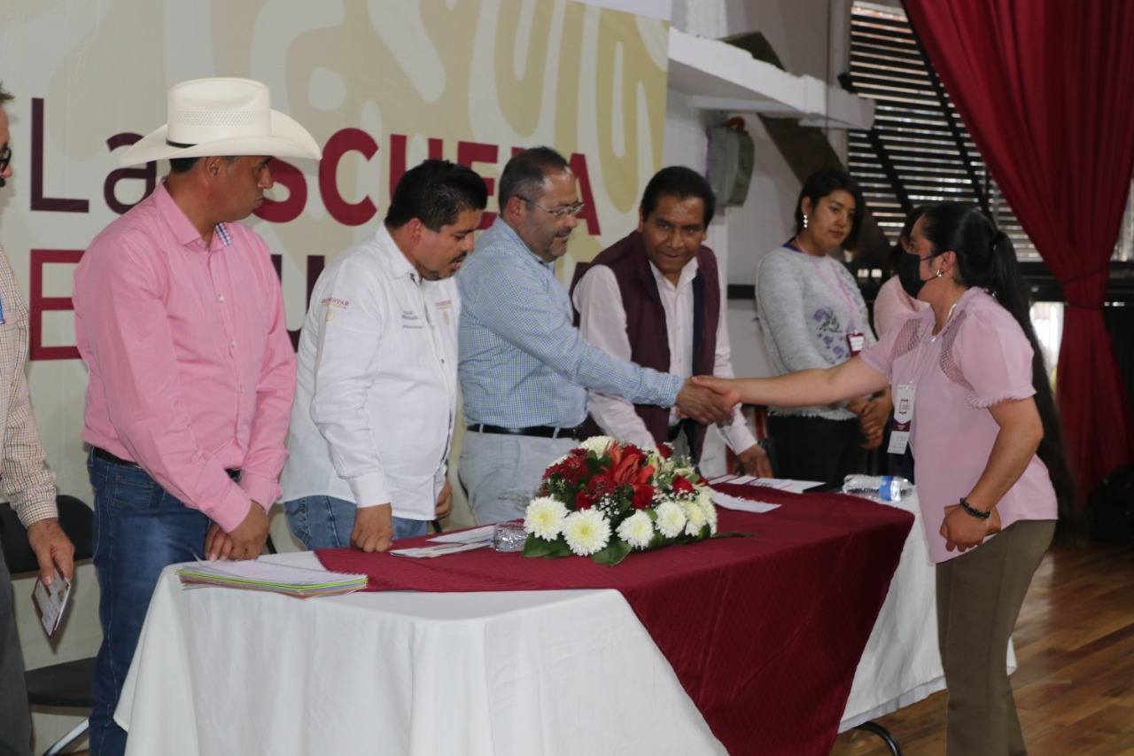 José Luis Téllez y Roberto Pantoja realizaron la entrega de Medios de Pago a Comités Escolares de Administración Participativa