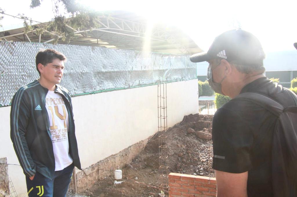Supervisa Toño Ixtláhuac avance de la construcción de la alberca semiolímpica en la Siglo XXl
