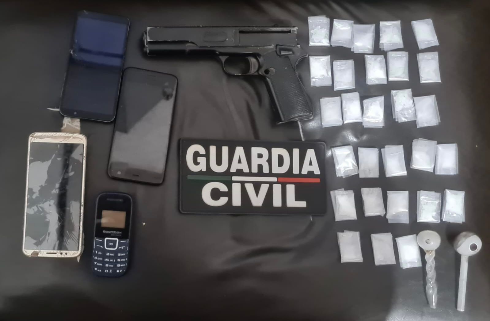 Tras persecución, SSP asegura a tres personas en posesión de droga y réplica de arma de fuego, en Lagunillas.