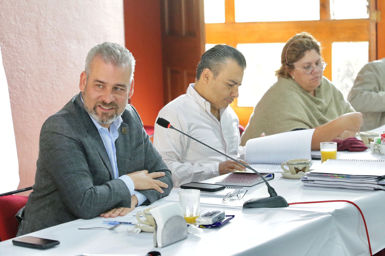 Afina gobernador agenda legislativa con diputados de Morena.