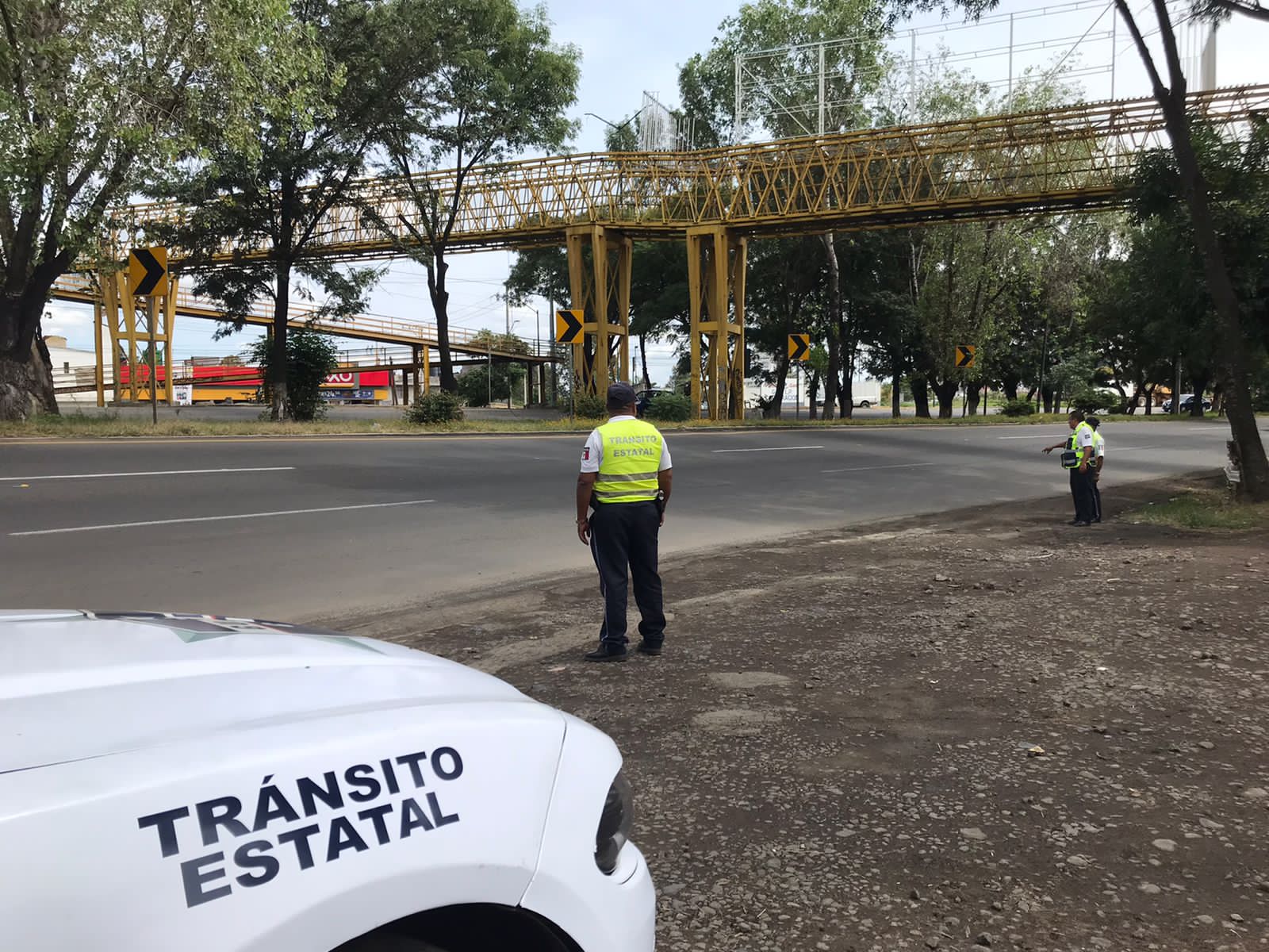 Personal de Tránsito del Estado realizan operativos para evitar que motociclista utilicen puentes peatonales como crucero
