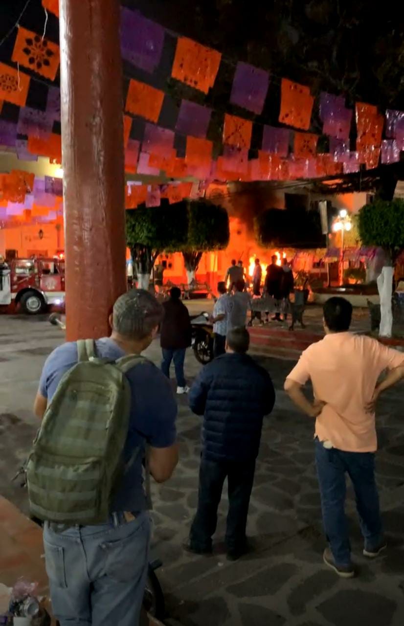 Pobladores enardecidos con edil de Chilchota, por el corte de agua, le quemaron su camioneta y realizaron destrozos
