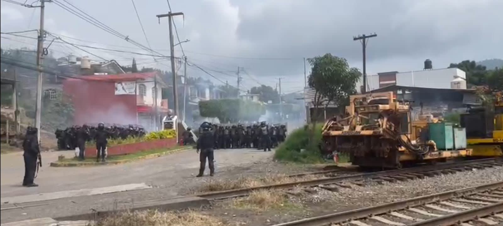 Guardia Civil impide bloqueo a las vías del tren en Caltzontzin