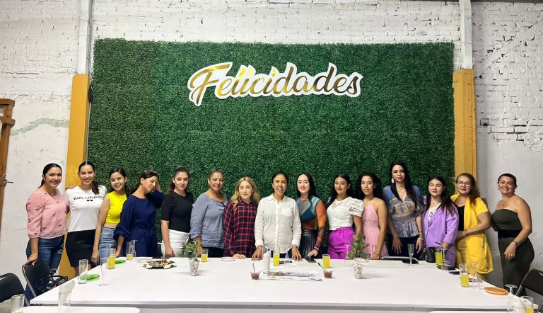Con diálogo franco y abierto, participa Fanny Arreola en “Mercado Rosa” de Apatzingán