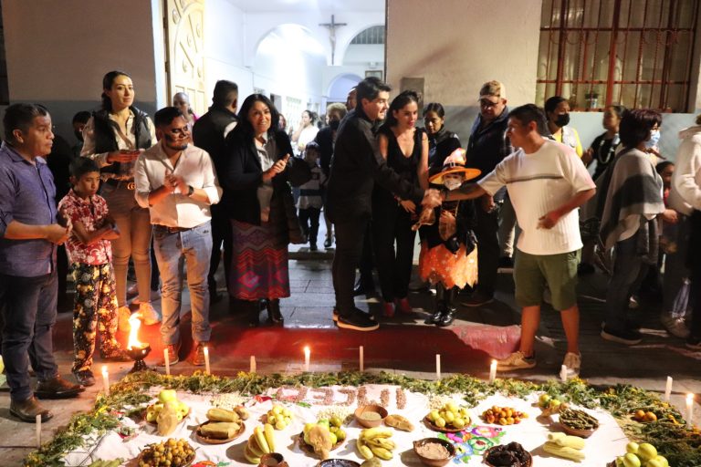 Entrega alcalde Toño Ixtláhuac premios a concursantes de ofrendas de Día de Muertos