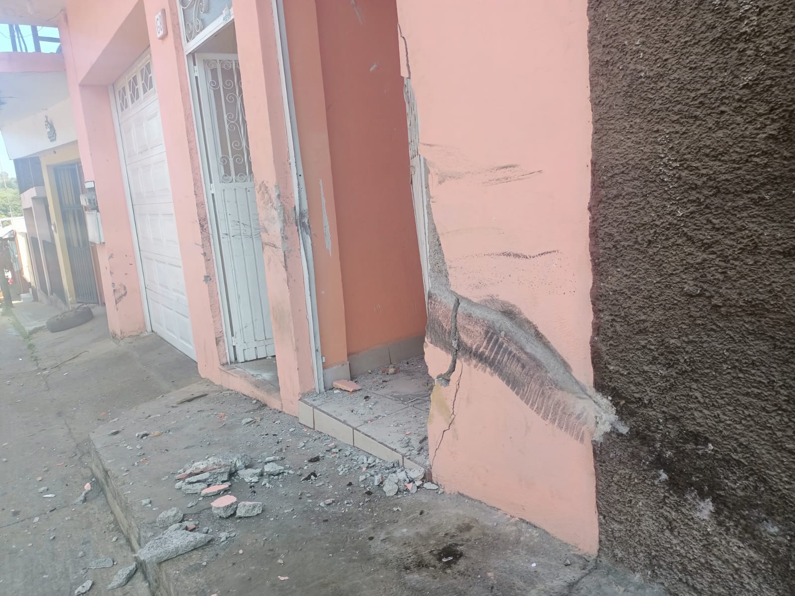 Una persona murió y tres más resultaron lesionadas al chocar una camioneta contra una casa