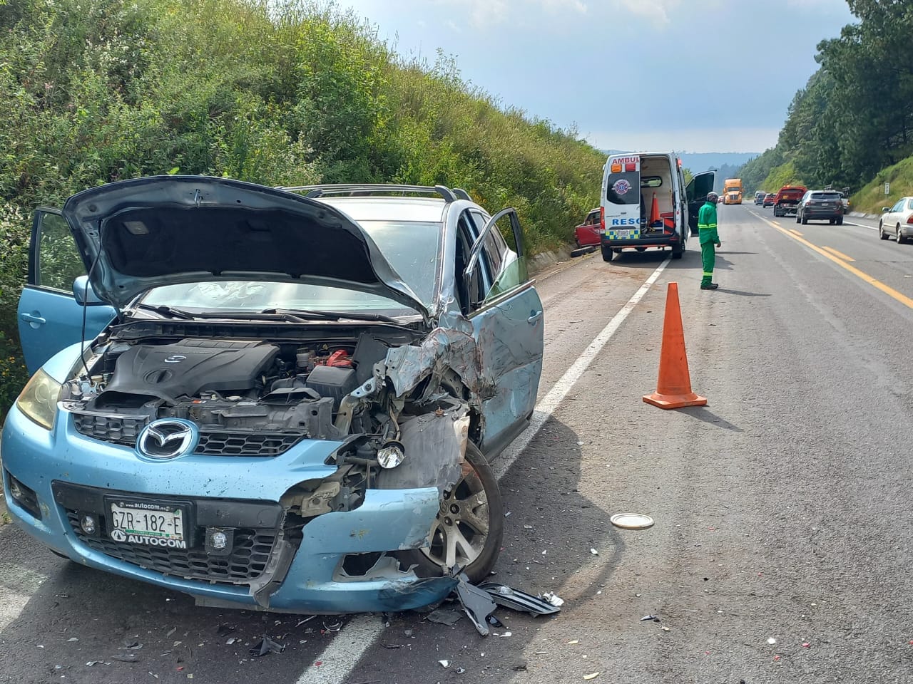 Saldo de seis lesionados, entre ellos, cuatro menores de edad, al registrarse un choque entre una camioneta y vehículo