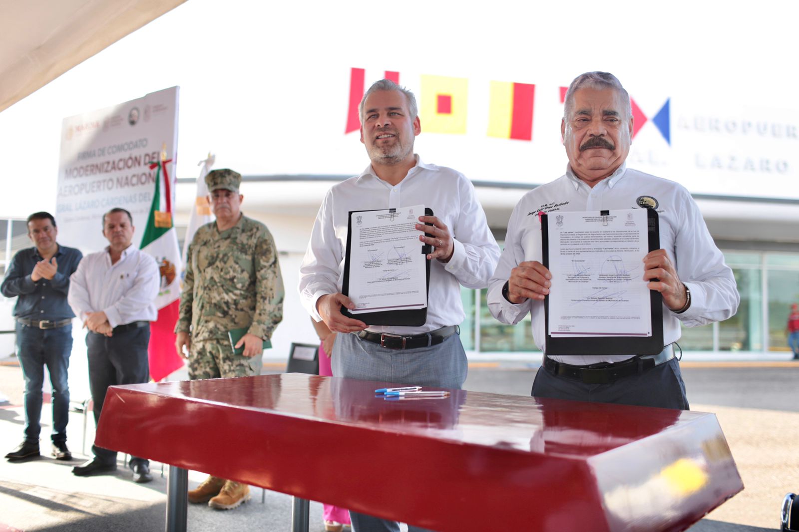 Bedolla firma convenio para que aeropuerto de LC sea operado por la administración portuaria