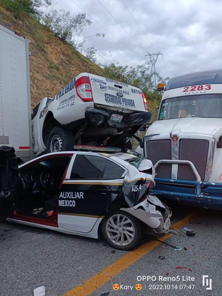Camión tipo Tortón embiste una patrulla de la policía auxiliar del estado de México y una camioneta de  empresa privada