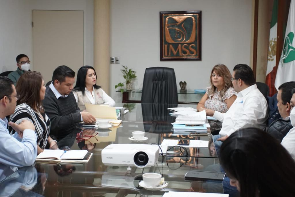 Gobierno de Michoacán e IMSS revisan avances en descentralización de oficinas y construcción de hospitales