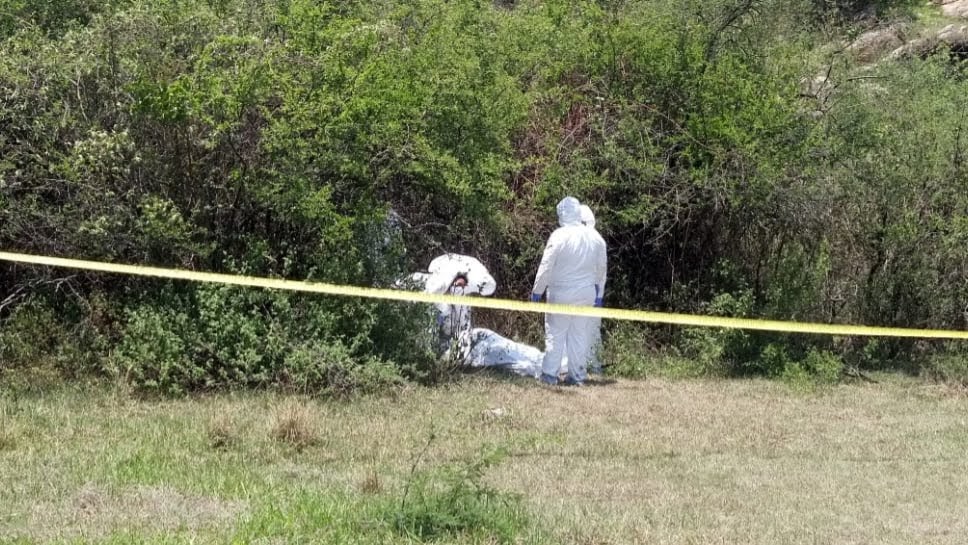 Fue localizado el cadáver al parecer de un hombre semienterrado