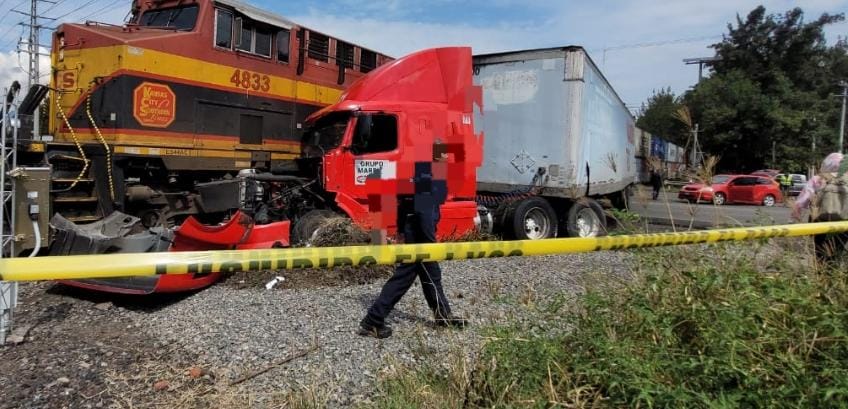 Un tráiler fue embestido por el tren