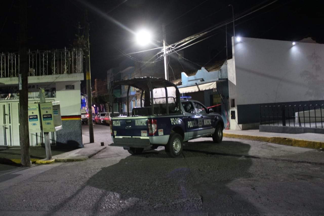 Un solitario sujeto llegó a un bar y asesinó a balazos a una mujer y a septuagenario