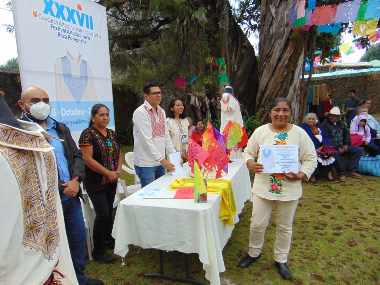 Premian a ganadores del Concurso Artesanal de Zacán