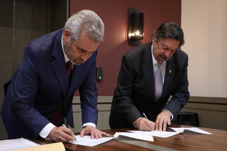 Bedolla firma acuerdo que pone fin a la huelga en Fertinal; «firme, inversión de 4 mil millones en LC»